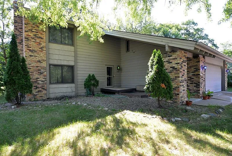 13305_lakeview_front